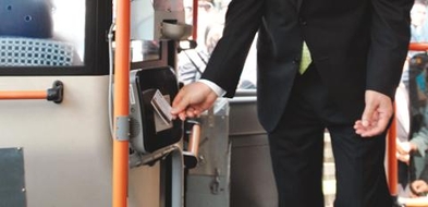 보다 정확한 버스 차내 혼잡도 안내 서비스를 위해서는 앞으로 하차 시에도 교통카드를 꼭 태그하는 습관을 들이는 것이 좋다. / 조선일보DB