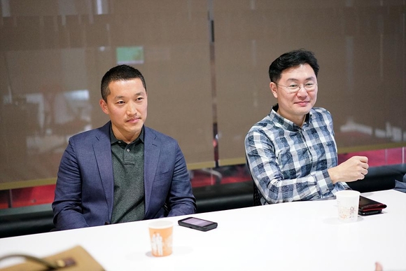 소니 글로벌 이미징 앰배서더에 국내 최초로 선정된 김주원(왼쪽)·권오철(오른쪽) 사진작가. / 소니코리아 제공