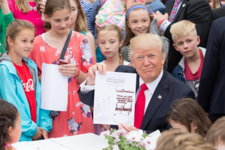 도널드 트럼프 미국 대통령이 아이들로 둘러싸여 있다. / 백악관 인스타그램 갈무리