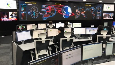 한국인터넷진흥원 인터넷침해대응센터에서 요원들이 보안관제 업무를 수행하고 있다. / IT조선DB