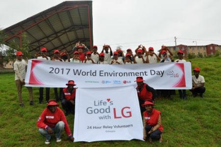 사진은 LG전자 에티오피아 임직원들이 LG-KOICA 직업훈련학교에서 환경정화 활동을 실시한 후기념촬영을 하고 있다.