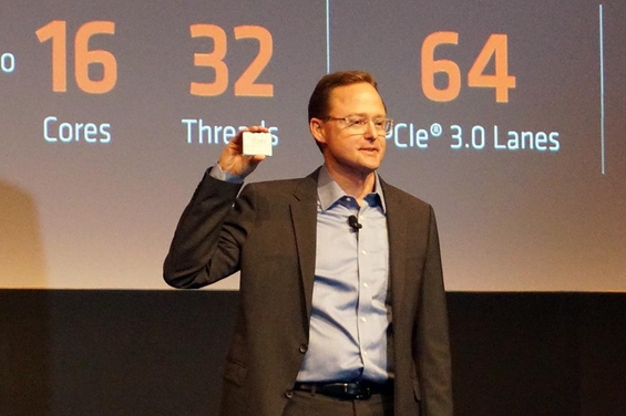 짐 앤더슨 AMD 부사장이 최대 16코어를 지원하는 고성능 데스크톱용 프로세서  ‘스레드리퍼’의 시제품을 들어보이고 있다. / 대만 타이베이=최용석 기자
