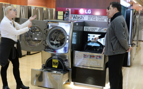 미국의 한 가전 유통업체 매장 직원이 LG전자 세탁기에 대해 설명 중이다. / 조선일보 DB