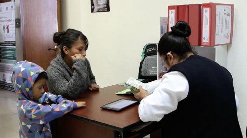 멕시코시티에 위치한 보건소 직원이 삼성전자 태블릿을 사용해 환자의 예방접종 상황을  기록하고 있다. / 삼성전자 제공