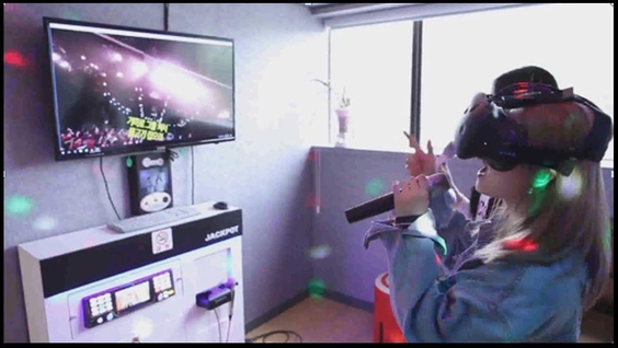 엠엔스타가 가상현실 기술을 접목한 노래방 시스템 ‘Sing VR’을 선보였다. 엠엔스타 보라매점에서 설치되어 베타 서비스 중인 ‘Sing VR’의 이용 모습. / 엠엔스타 제공