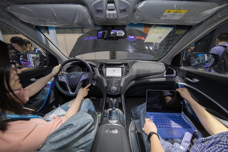 CES 아시아 2017 관람객들이 현대차 중국형 싼타페에 시범 적용된 바이두 맵오토와 두어 OS 오토를 체험하고 있다. / 현대자동차 제공