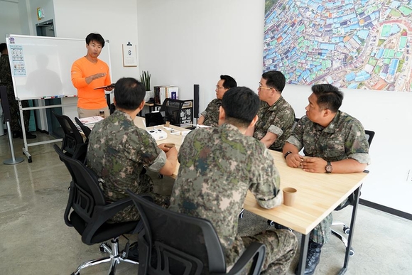 해군 본부 드론 교육중인 박승근 SM9스카이텍 대표와 정훈부사관들. / 차주경 기자