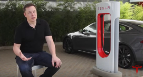 일론 머스크 테슬라 창업자 겸 최고경영자(CEO)가 전기차 충전 장치 앞에 앉아있는 모습 / 테슬라 제공