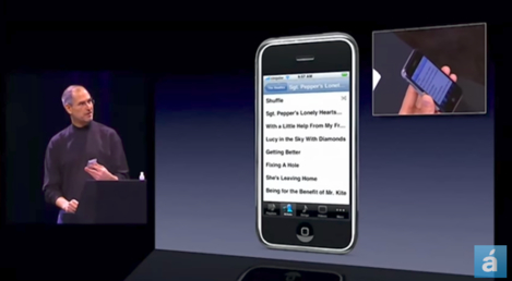 2007년 아이폰 최초 모델의 기능을 설명 중인 스티브 잡스. / 유튜브 갈무리