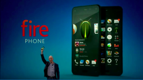 제프 베조스 아마존 CEO가 2014년 6월 아마존이 제작한 첫 스마트폰인 ‘파이어폰'을 소개하고 있다. / 유튜브 제공