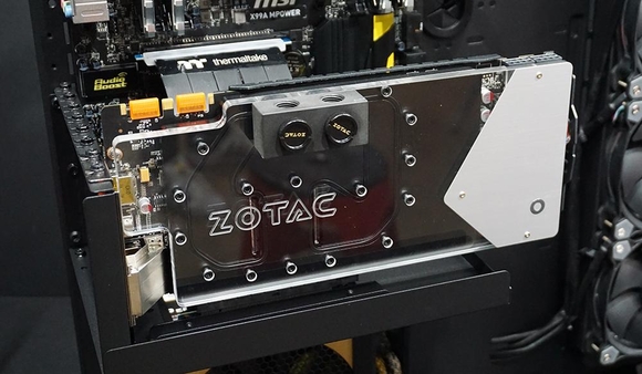 워터블록이 기본 장착되어 커스텀 수랭 PC 구성에 유리한 조텍의 ‘아틱스톰(ArcticStorm)’ 시리즈 그래픽카드의 모습. / 최용석 기자