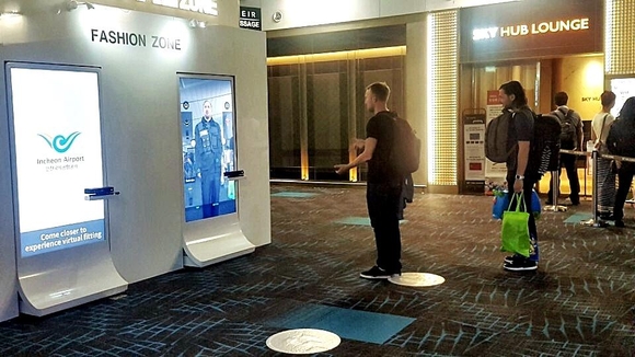 에프엑스기어가 인천국제공항 내에 3D 가상 피팅 솔루션 ‘에프엑스미러’를 설치하고 방문객 및 해외 여행객들에게 가상피팅 체험 서비스를 제공한다고 밝혔다. / 에프엑스기어 제공