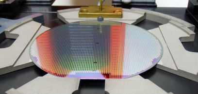 반도체 칩을 만드는 실리콘 웨이퍼 기판의 모습. / 삼성전자 제공