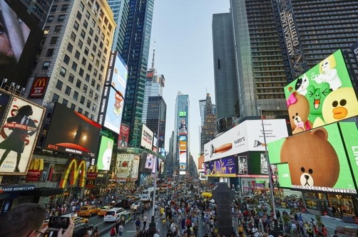 라인프렌즈가 아시아 캐릭터 브랜드 최초로 뉴욕 타임스퀘어에 대형 정규 스토어를 오픈했다. / 라인 제공