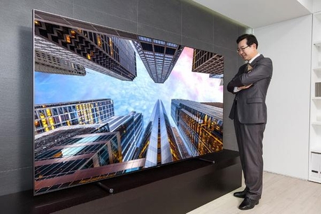 한 소비자가 매장에서 삼성 88인치 QLED TV를 보고 있다. / 삼성전자 제공