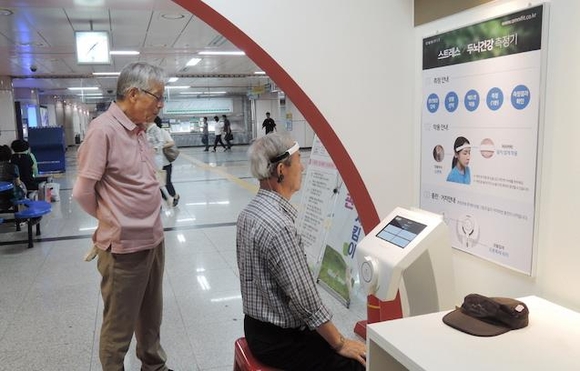 옴니씨앤에스가 대전 유성온천역 지하철 역사 내 건강다솜방에 정신 건강 측정기 ‘옴니핏 마인드케어’를 설치했다. / 옴니씨앤에스 제공