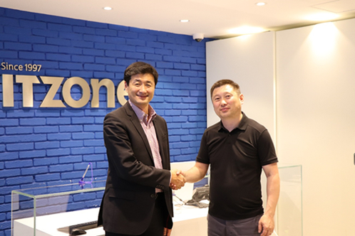 박춘식 포시에스 싱가포르 지사장(왼쪽)과 우르트나산 IT존 사장이 파트너 계약을 체결하고 기념사진을 찍었다. /포시에스 제공