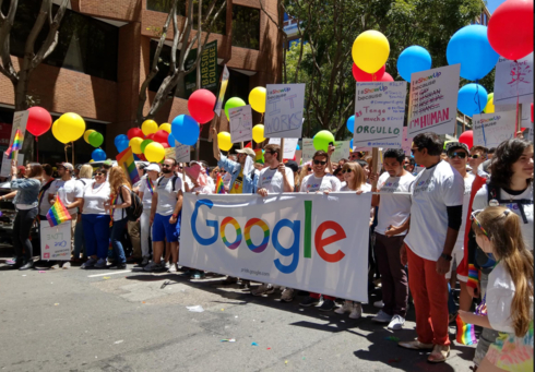 ’프라우드투비(#ProudToBe)’ 캠페인을 벌이는 구글 직원 모습. / 구글 홈페이지 갈무리