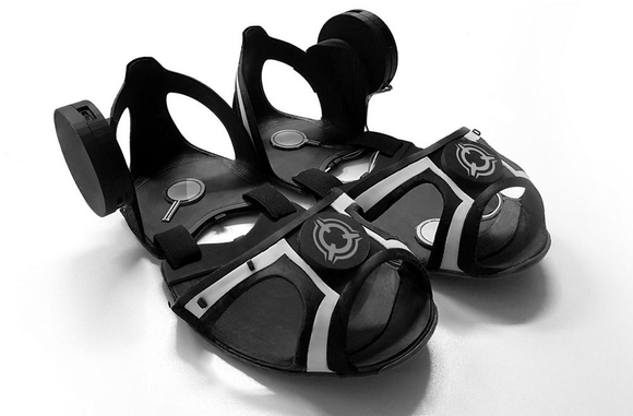 누믹스는 VR 트레드밀용 특수 신발(사진)에 각종 센서를 추가해 가상현실에서 더욱 사실적인 ‘보행’을 구현했다. / 누믹스 미디어웍스 제공