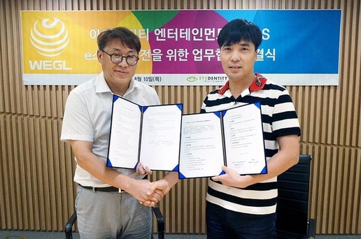 김용재 SBS 글로벌 사업팀장(왼쪽)과 구오하이빈 아이덴티티 엔터테인먼트 대표. / 아이덴티티 엔터테인먼트 제공