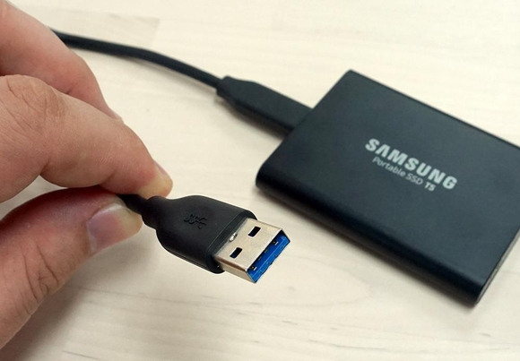 USB 3.0 이하만 지원하는 PC에서도 연결 및 사용할 수 있지만 어느 정도 성능 하락은 감안해야 한다. / 최용석 기자