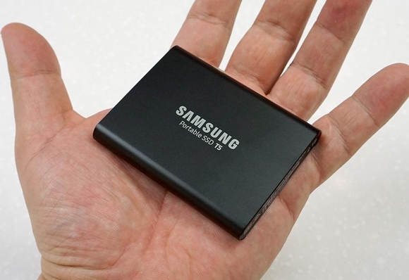 삼성 T5 SSD의 크기는 성인 남성의 한 손 안에 쏙 들어갈 정도로 매우 작은 편이다. / 최용석 기자