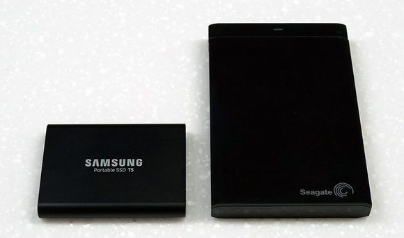 삼성 T5 외장형 SSD의 크기는 일반 2.5인치 규격의 외장하드(오른쪽)의 절반 정도에 불과하다. / 최용석 기자