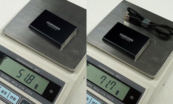 삼성 T5 SSD의 무게는 51g을 조금 넘는 정도로 매우 가볍다. 케이블을 포함해도 70g을 조금 넘는 수준이다. / 최용석 기자