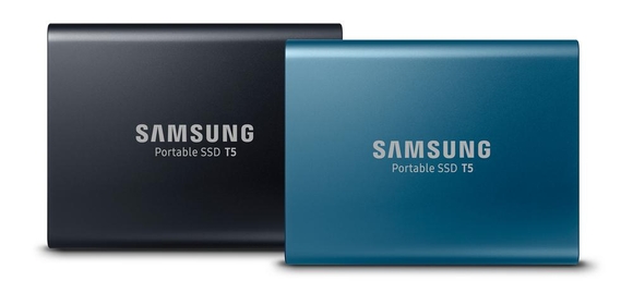삼성 휴대용 SSD T5는 투톤 컬러를 채택한 전작 ‘T3’와 달리 단일 컬러를 채택했다. 용량에 따라 블루(오른쪽)와 블랙 두 가지 색상으로 선보인다. / 삼성전자 제공