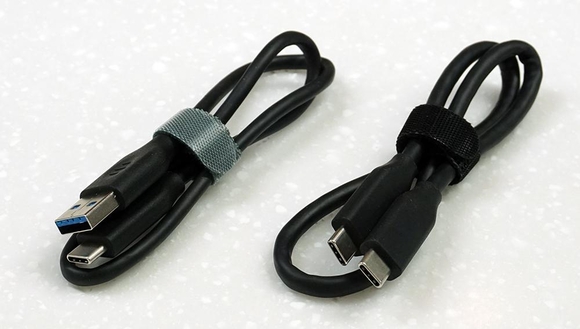 연결 케이블은 타입-C 전용 케이블(오른쪽)과 일반 USB 3.0 지원 케이블(왼쪽) 2종을 기본으로 제공한다. / 최용석 기자