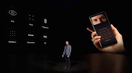 삼성전자가 23일(현지시각) 갤럭시노트8 언팩 행사에서 갤럭시노트8의 보안 기능을 소개하는 모습. / 삼성전자 라이브 갈무리
