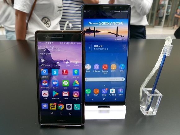 5.2인치 스마트폰(좌)과 삼성전자 갤럭시노트8과(우)의 크기 비교. / 차주경 기자