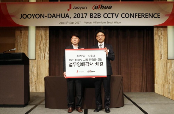 주연전자와 다후아 코리아가 국내 B2B CCTV 시장 진출을 위한 업무양해각서를 체결했다고 밝혔다. 김남희 주연전자 대표(왼쪽)와 안형찬 다후아코리아 이사. / 주연전자 제공