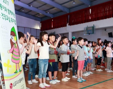 5일 파주 송화초등학교에서 진행된 초롱이 눈 건강 교실 현장 모습. / LG디스플레이 제공