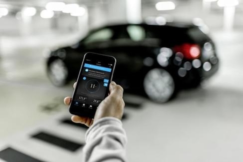 벤츠가 개발한 전기차 전용 앱 ‘EQ 레디’. / 벤츠 제공