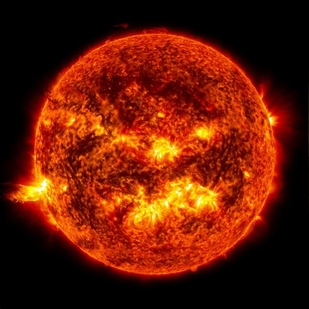 태양 표면에서 홍염이 뿜어져 나오는 모습. / 미항공우주국(NASA) 제공