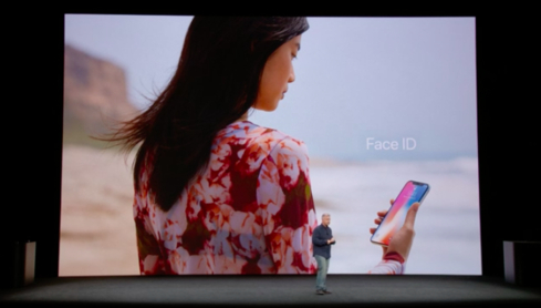 필 쉴러 애플 수석부사장이 아이폰 10주년 기념폰 ‘아이폰X(아이폰 텐)’에 도입된 얼굴 인식 기능 ‘페이스ID’를 설명하고 있다. / 애플 라이브 갈무리
