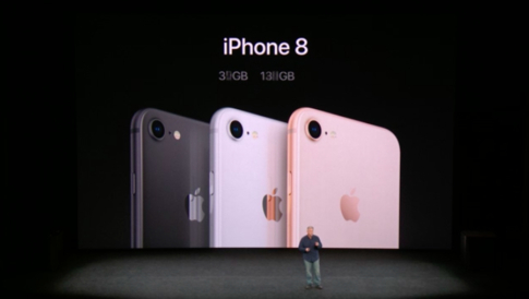 필 쉴러 애플 수석부사장이 ‘아이폰8’를 소개하고 있다. / 애플 라이브 갈무리