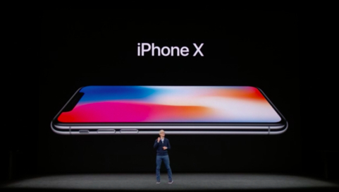 팀 쿡 애플 최고경영자(CEO)가 12일(현지시각) 아이폰 출시 10주년 기념폰 ‘아이폰X(아이폰 텐)’을 소개하고 있다. / 애플 라이브 갈무리