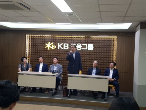 최영휘 확대위 위원장이 KB 차기 회장 후보군을 공개하고 있다. / 김남규 기자