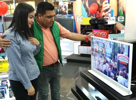  과테말라 가전양판점 ‘맥스’ 에서 동부대우전자 인테리어TV ‘허그’를 살펴보는 현지 소비자 모습. / 동부대우전자 제공