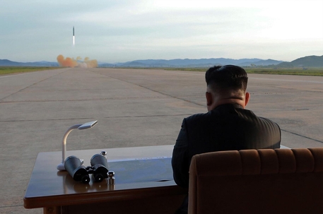  15일 화성-12형 6차 발사를 지켜보는 김정은. / 북한 선전선동매체