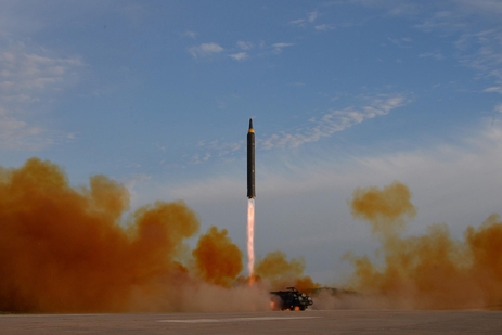  15일 6차 발사에서는 화성-12형이 TEL에서 곧바로 발사됐다. / 북한 선전선동매체
