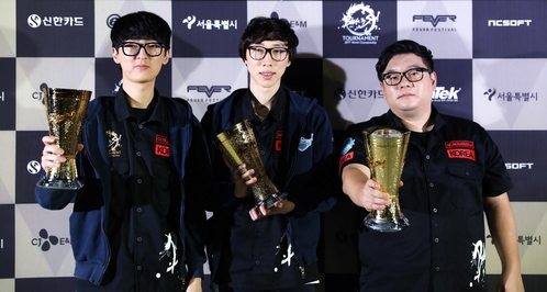 블소 월드 챔피언십에서 우승한 한국의 ‘GC BUSAN Blue팀’ 사진. / 엔씨소프트 제공