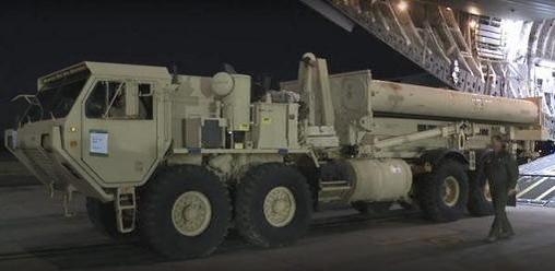 주한미군이 오산 미군기지에 도착한 수송기에서 사드를 내리고 있다. / IT조선 DB