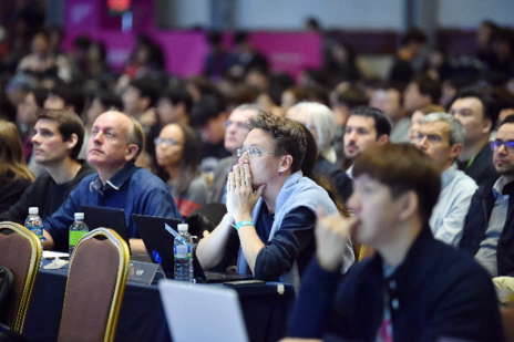 데뷰 2017 콘퍼런스에 참석한 네이버랩스 유럽 엔지니어들이 키노트를 경청하고 있다. / 네이버 제공