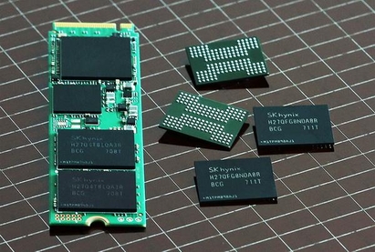 SK하이닉스의 72단 3D 낸드플래시와 이를 적용해 만든 솔리드 스테이트 드라이브(SSD). / SK하이닉스 제공