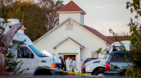 5일 총기 난사 사건으로 26명이 사망한 미국 텍사스주 서덜랜드 스프링스의 퍼스트 침례 교회 / CNN 방송 갈무리