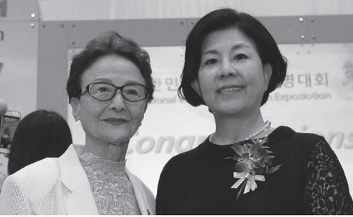 하상남 초대 한국여성발명협회장(왼쪽)이 2016년 열린 ‘대한민국 세계여성발명대회 시상식’에 참석해 조은경 전임 여성발명협회장과 기념 촬영을 하고 있다. / 한국여성발명협회 제공