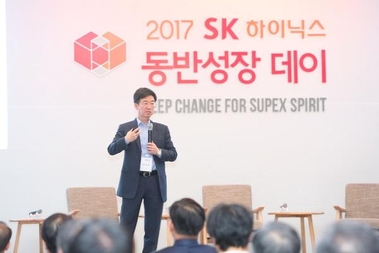 박성욱(사진) SK하이닉스 부회장이 2017 SK하이닉스 동반성장데이 행사에서 인사말을 하고 있다. / SK하이닉스 제공